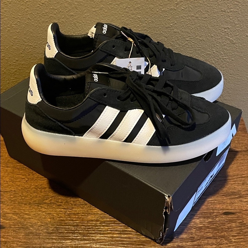 Adidas Women's Black and White Barreda Decode sneakers